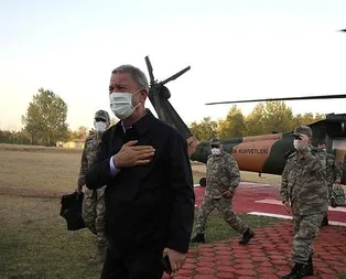 Bakan Akar sınır hattında