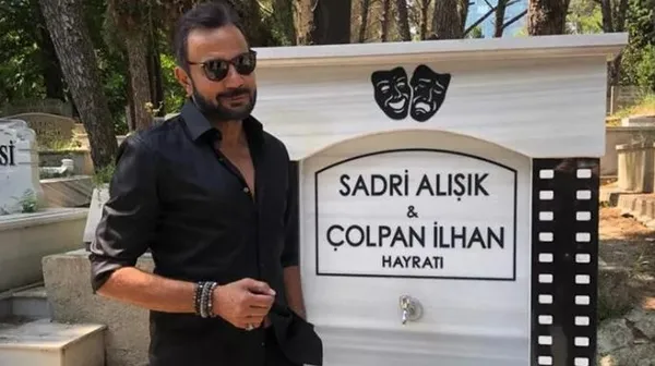 colpan-ilhan-mezari-basinda-anildi-kerem-alisiktan-duygu-yuklu-paylasim-geldi-bir-attila-ilhan-siirinden-cikmi-1658763725966.jpg Çolpan İlhan mezarı başında anıldı! Kerem Alışık’tan duygu yüklü paylaşım geldi! “Bir Attila İlhan şiirinden çıkmıştı sanki...”-3