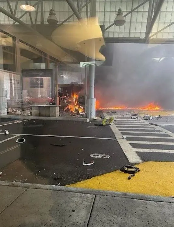 abd-kanada-sinirindaki-rainbow-koprusunde-patlama-1700679437986.jpeg SON DAKİKA I Terör saldırısı mı? ABD ile Kanada'yı bağlayan Rainbow Köprüsü'nde büyük patlama! O anlar kameraya böyle yansıdı-3