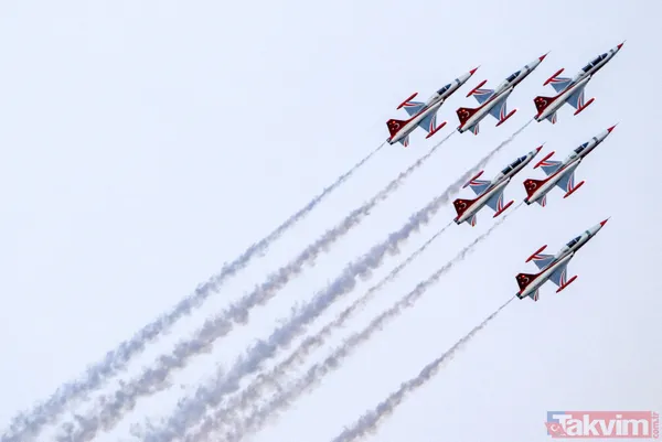 Organizasyona katılan gönüllüler ile oyunlara katılan ülkelerin sporcuları geçit töreni düzenledi.