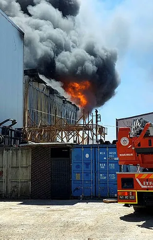 Kocaeli'de boya fabrikasında yangın paniği! Dumanlar gökyüzünü kapladı