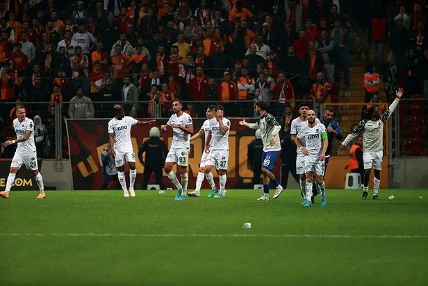 galatasaray-alanyaspor-karsisinda-ilk-yarisini-2-0-tamamladigi-karsilasmada-ustunlugunu-koruyamadi-1666553693974.jpeg