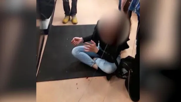 Akılalmaz kavgada arkadaşının kulağını koparıp yere fırlattı-4