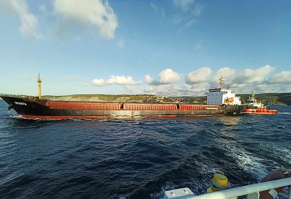 son-dakika-istanbul-bogazi-cift-yonlu-trafige-kapatildi-1659112700899.jpg Son dakika: İstanbul Boğazı'nda gemi arızası! Gemi kurtarıldı-2