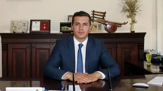 yusufeli-kaymakami-haci-kerim-meral-kimdir-kac-yasinda-nereli-1699530391080.jpeg Yusufeli Kaymakamı Hacı Kerim Meral'a neden soruşturma açıldı? Yusufeli Kaymakamı Hacı Kerim Meral kimdir, kaç yaşında, nereli?-5