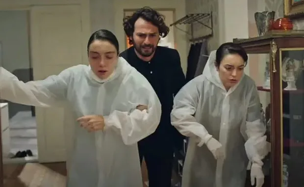 Masumlar Apartmanı'nda olaylar set dışına taştı Ezgi Mola'nın elinden zor aldılar! Dizinin Safiye'si hızını alamayınca...-5