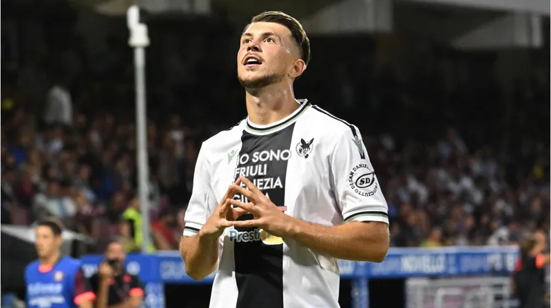 fenerbahceye-transferde-kotu-haber-52-milyon-euroluk-anlasma-sonrasi-imzalar-atilacak-1723819723813.jpg Lazar Samardzic