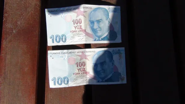 100-tl-deyip-gecenler-sasip-kaliyor-gorur-gormez-bankaya-kostu-atmden-cektigi-para-meger-1602784612845.jpg 100 TL deyip geçenler şaşıp kalıyor! Görür görmez bankaya koştu! ATM'den çektiği para meğer...-4