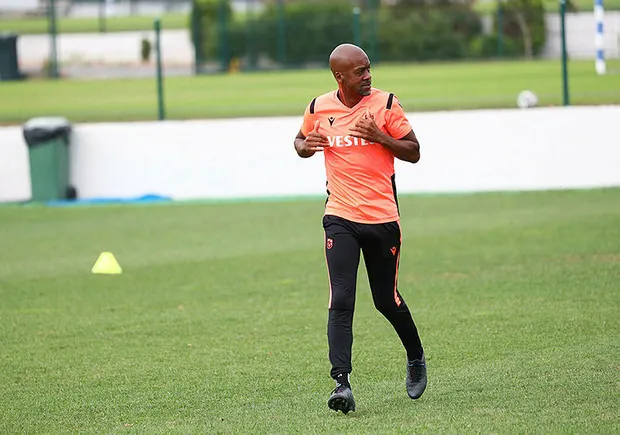 Trabzonspor Teknik Direktörü Eddie Newton İslam'ı nasıl seçtiğini anlattı: Ezan sesi duydum çok etkilendim-4