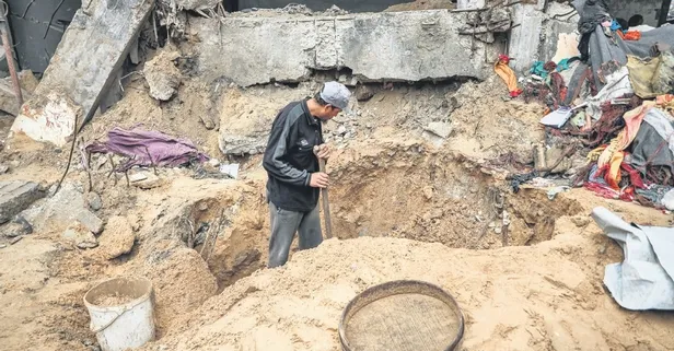 Yüzyılın soykırımında Filistinli babanın dramı: Enkazda ailesini arıyor