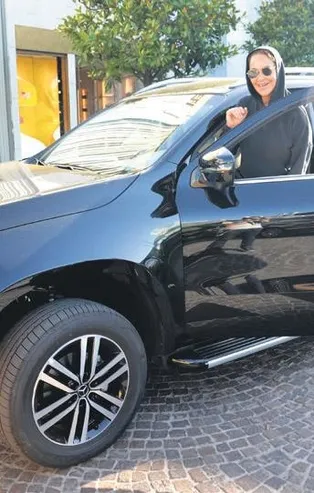 Hülya Avşar'dan vatandaşa yardım eli! Lüks aracıyla çekicilik yaptı