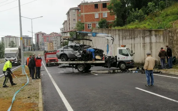 son-dakika-milyonluk-trafik-kazasi-1-olu-1-yarali-1621849801910.jpg SON DAKİKA: Rize'de milyonluk trafik kazası! 1 ölü 1 yaralı-2