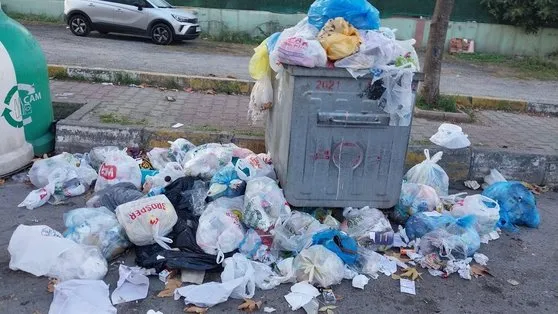 CHP’li Kartal Belediyesi’nde işçiler greve gitti! Sokaklarda çöp dağları oluştu | İstanbul’a yakışmayan görüntüler