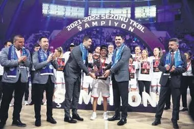 karagumruk-macinda-rotasyona-gitmesi-beklenen-abdullah-avci-4-bolgede-degisiklik-yapabilir-1649891597541.jpeg Karagümrük maçında rotasyona gitmesi beklenen Abdullah Avcı 4 bölgede değişiklik yapabilir-11