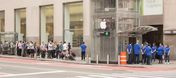 Sahte Apple Store’un önünde iPhone X için beklediler