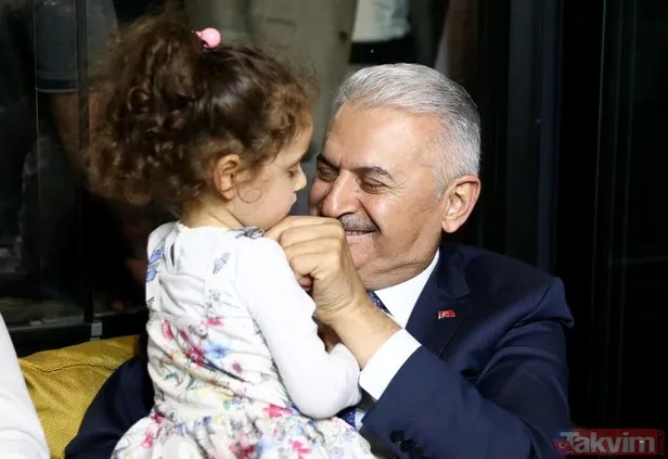 Binali Yıldırım itfaiyecilerle sahur yaptı