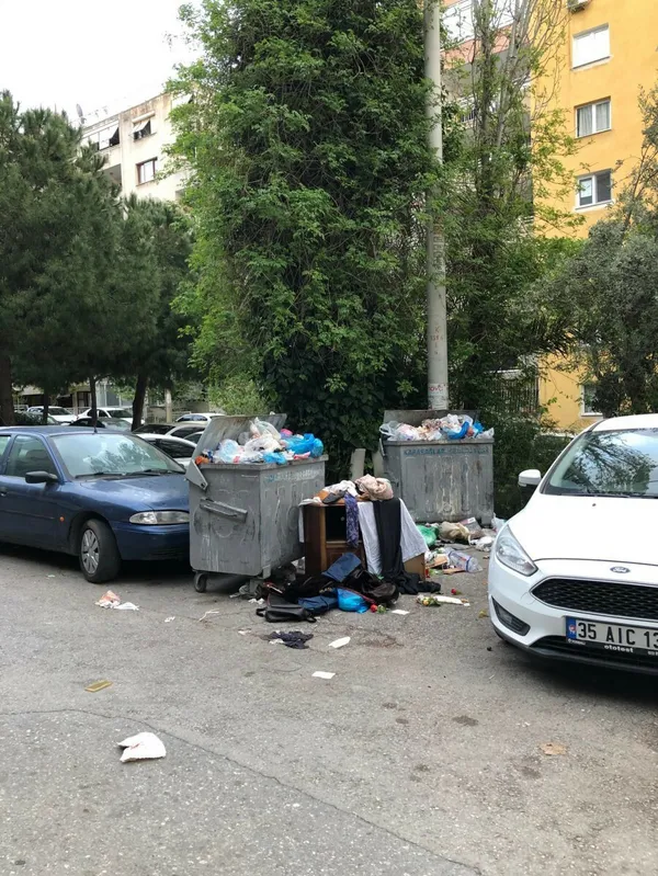 CHP'li Karabağlar Belediyesi sokakları çöp dağlarına çevirdi! Vatandaş isyan etti!-4