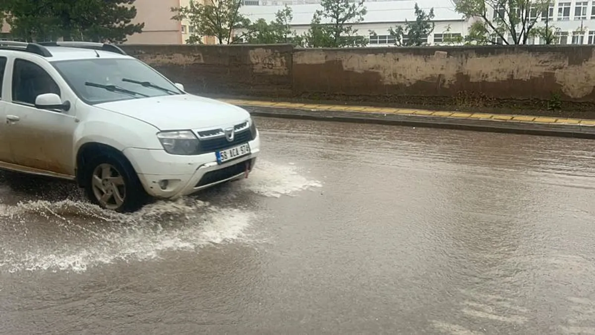 Sivas'ta cadde ve sokaklar göle döndü