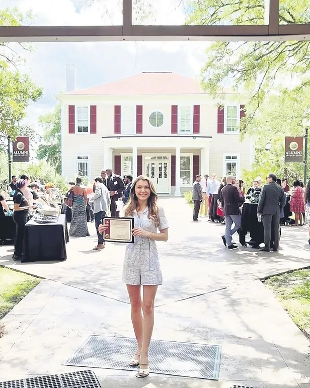 sanat-egitimi-bolumunu-bitirip-doktora-icin-abdye-giden-sena-karatas-ozturkten-gurur-veren-tablo-1650836894511.jpeg Sanat eğitimi bölümünü bitirip doktora için ABD'ye giden Sena Karataş Öztürk'ten gurur veren tablo-2