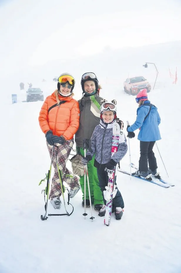 eglencenin-zirvesi-1581979868004.jpeg Pınar Altuğ ile eşi Yağmur Atacan Uludağ'da eğlendi-1