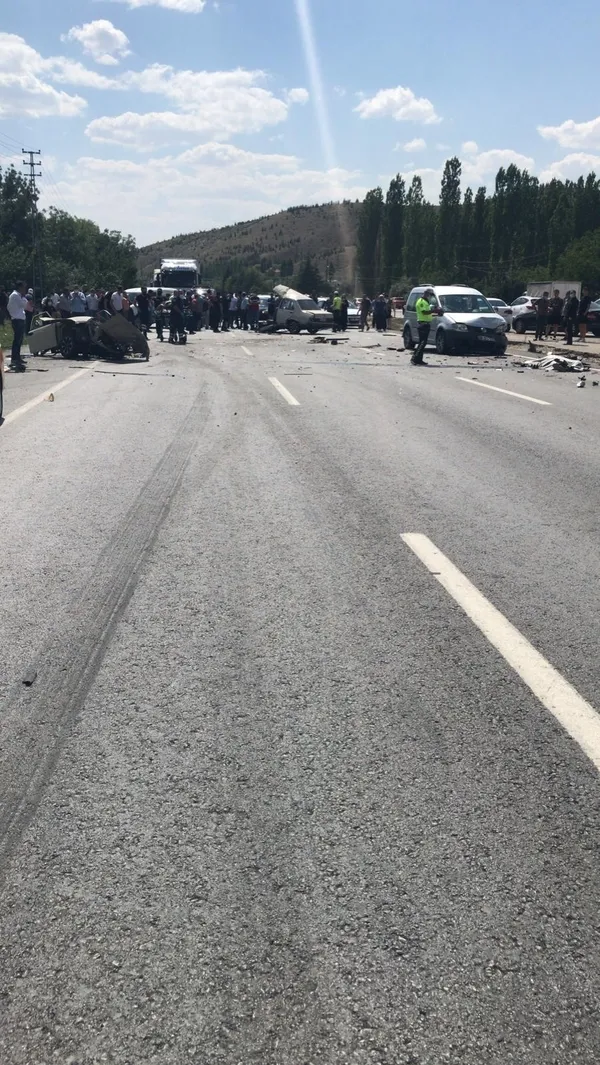 ankarada-zincirleme-trafik-kazasi-bir-otomobil-ikiye-bolundu-10-yarali-ankara-sehir-hastanesine-kaldirildi-1626645740664.jpg Ankara'da zincirleme trafik kazası: Bir otomobil ikiye bölündü, 10 yaralı Ankara Şehir Hastanesine kaldırıldı-6