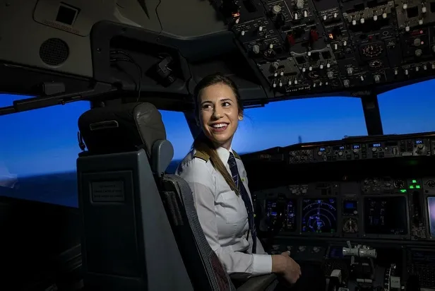 THY'nin 19 Mayıs özel uçuşunda en genç kaptan pilotu Selin Sevimli görev aldı-3