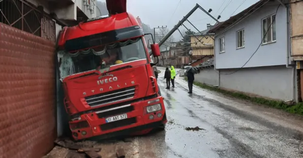 TIR kontrolü kaybetti! Önce elektrik direğini devirdi sonra evin duvarına çarptı