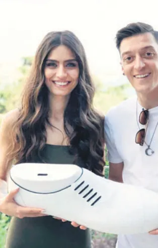 Mesut Özil ile Amine Gülşe bir kez daha gönülleri fethetti! Güney Asyalı miniklere de yardım eli...