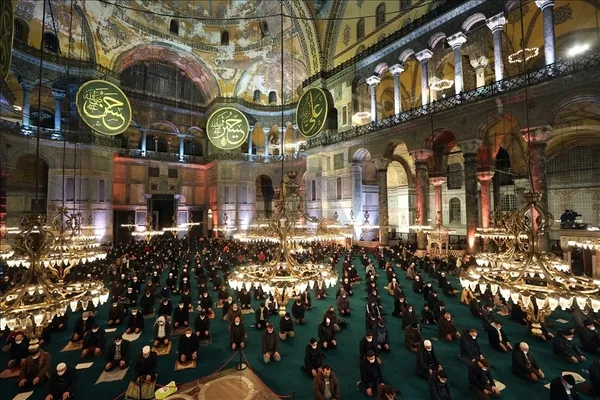 sozcunun-ayasofya-camiinin-acilisina-hakaret-eden-haberine-dava-acildi-6-aydan-1-yila-kadar-hapis-talebi-1622705341069.jpg Sözcü'nün Ayasofya Camii'ne hakaret eden haberine dava açıldı: 6 aydan 1 yıla kadar hapis talebi-5