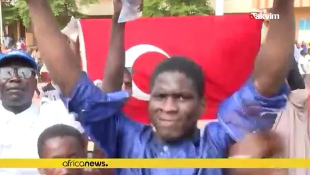 Nijer'de ECOWAS'ın cuntaya verdiği süre doldu! Askeri cunta hava sahasını kapattı: Halk Türk bayraklarıyla sokağa çıktı-7
