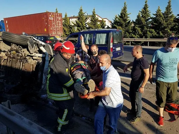 anadolu-otoyolu-kocaeli-kesiminde-can-pazari-minibus-devrildi-cok-sayida-yarali-var-1625072694752.jpeg