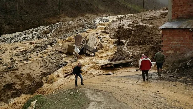 Son dakika: Trabzon'un Sürmene ilçesinde heyelan sonucu 5 bina toprak altında kaldı-7