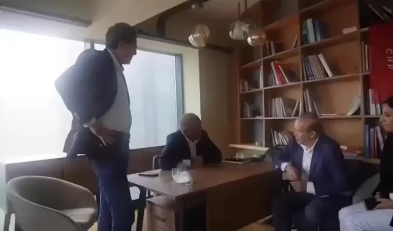 chpde-mizrak-cuvala-sigmiyor-gursel-tekin-il-binasinda-masaya-yumrugunu-vurdu-beni-partiden-atiyorlar-ertan-yi-1757411305626.jpeg CHP'de mızrak çuvala sığmıyor! Gürsel Tekin il binasında masaya yumruğunu vurdu: "Beni partiden atıyorlar Ertan Yıldız partide"-5