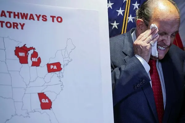 ABD'de seçimler yenileniyor mu? Trump'ın avukatı Rudy Giuliani harita üzerinden gösterdi sonrasında ise rezil oldu-5