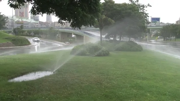 vatandasi-cileden-cikaran-goruntu-isini-yapmayan-ibb-yagmurlu-havada-cim-suladi-1660559504299.jpg Vatandaşı çileden çıkaran görüntü! İşini yapmayan İBB yağmurlu havada çim suladı-3