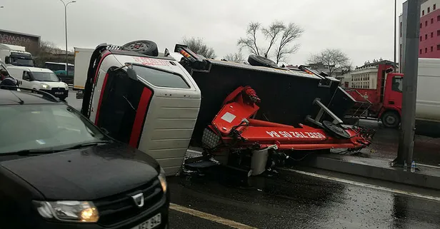 Beylikdüzü E-5 Karayolu'nda vinç devrildi