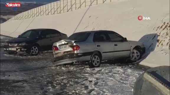 Van'da buzlu yolda zincirleme kaza: 5 kişi yaralandı