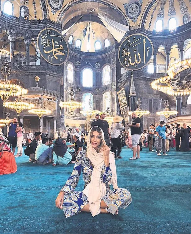 fenerbahcenin-yildizi-luan-peresin-sevgilisi-gabriela-merjam-ayasofyaya-hayran-kaldi-1661027068241.jpeg Fenerbahçe'nin yıldızı Luan Peres’in sevgilisi Gabriela Merjam Ayasofya'ya hayran kaldı-3