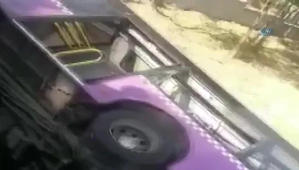 Sarıyer'de halk otobüsü devrildi