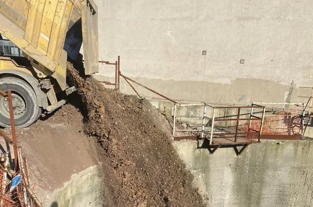 CHP'li İBB, metro hattı için açılan çukurları toprakla kapatıyor