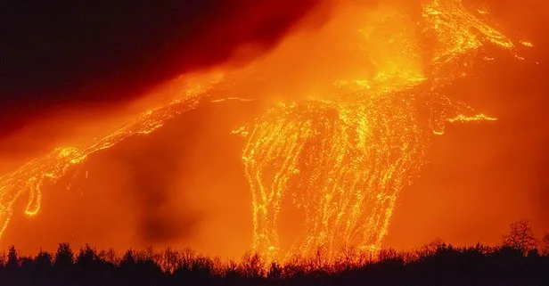 İtalya’da Etna Yanardağı lav püskürtmeye devam ediyor