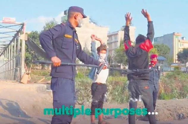 Nepal'de polis 'coronavirüs' tedbirlerine uymayanları kıskaç ile yakalıyor