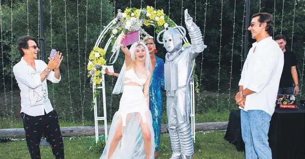 Aleyna Tilki gelin oldu! Kır düğünü yaptı robotla evlendi
