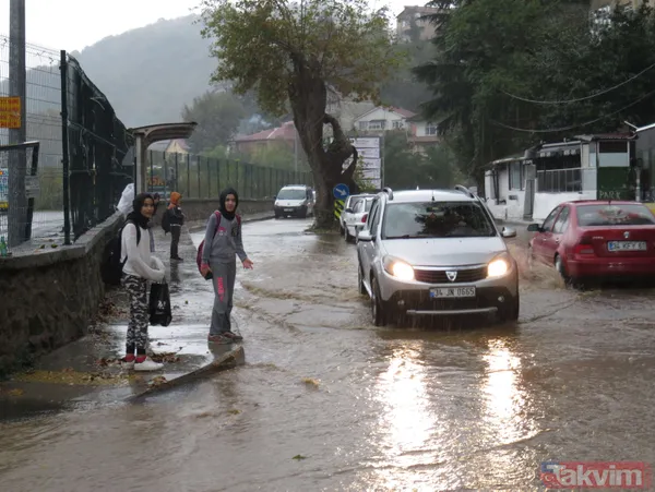 Meteoroloji İstanbul'u uyarmıştı! Beykoz'da yollar göle döndü, sürücüler zor anlar yaşadı - 21