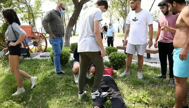 Antalya sahilinde iğrenç olay! Kabindeki genç kızları görüntülerken yakalandı: Kabinin altından bizi çekti-5