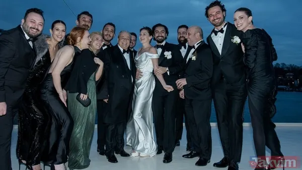 Sahnede şarkı söyleyen Kıvanç Tatlıtuğ'a Umut Evirgen'den müdahale "Yapmayın yakışmıyor" Alina Boz ile Umut Evirgen'in düğünde... - 10