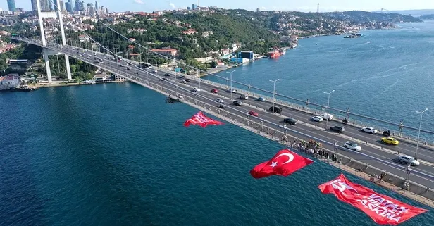 15 Temmuz Şehitler Köprüsü'ne Türk bayrağı asıldı