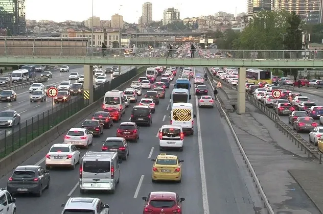 İstanbul güne yine ulaşım çilesiyle başladı! Metrobüs arızası nedeniyle Edirnekapı durağında araç kuyruğu oluştu
