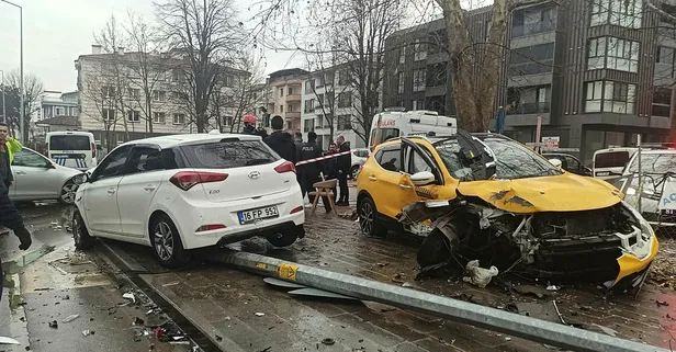 İki otomobil kavşakta çarpıştı: 3 yaralı