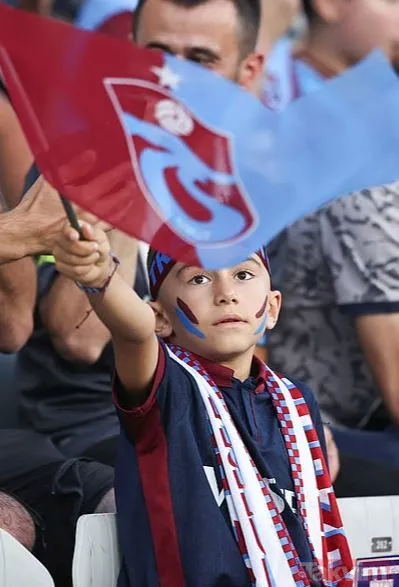 Yeri göğü boyadılar! Trabzonspor tribünleri görsel şölen yaşattı! - 8